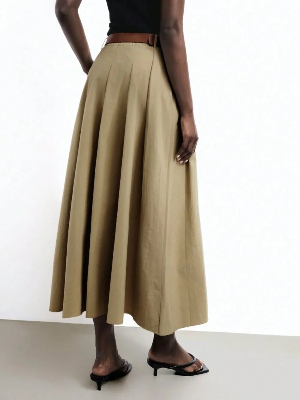 Khaki Pleated Casual Women's Skirt with Detachable Metal Belt and Side Pockets